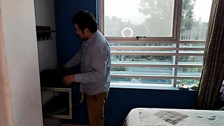 me mide las cuartas de mi culo pero no se resiste el sastre y decide medir la profundidad de mi vagina con su polla me dio por la vagina una rica enlechada