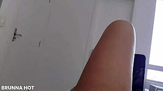 Enfiando Consolo na Bucetinha Melada na Cama