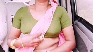 Indian bhabi fucks boyfriend during drive