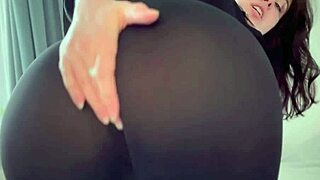 Wanna cum on my yoga pants