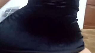 mi vecino acepto ayudarme con mi cama que estaba dañada y la pusimos a prueba que rica verga tiene para clavarme la toda en mi conchita y sentirla toda dentro de mi prt 1