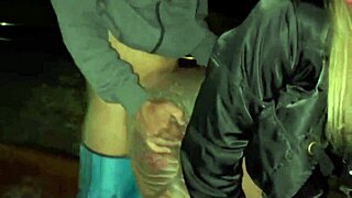 esposa pede ajuda pra atravessar a linha de trem e da gostoso pro rapaz prestativo