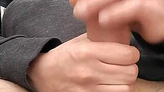 masturbando gran polla cargada se semen al aire libre