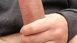 masturbando gran polla cargada se semen al aire libre