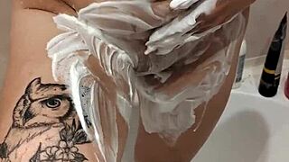 NAKED BIG TITS MILF LATHERS UP IN STEAMY SHOWER SHOWDOWN!