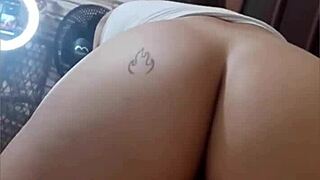 eu sentando e rebolando gostoso na pica