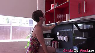 Natural Aussie babe rubs her pussy so good