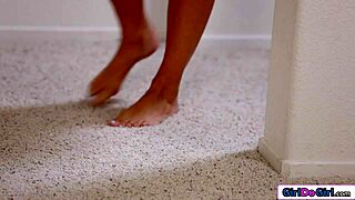 kissing milf turns to hot facesitting pussy tribbing 😘👅