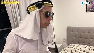 Arab sheikh indulges in personal assistant's seductive muscular curves