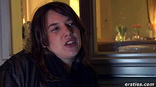 r�si fingers clit intimately on shaved pussy 👅💦