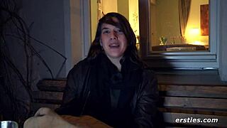 r�si fingers clit intimately on shaved pussy 👅💦