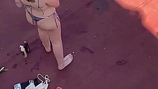 vecinas argentinas en bikini bronceando tetas en terraza voyeur