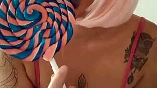 chupando um homem como puta e uma delicia total safada