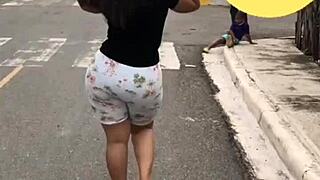 Chatty prostitute shows off her juicy big ass novinha style