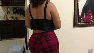 Chatty prostitute shows off her juicy big ass novinha style