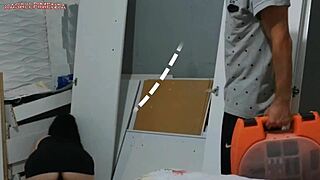 Amadora seduces montador paying service with pussy!