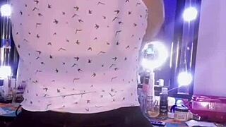 Chatty prostitute shows off her juicy big ass novinha style