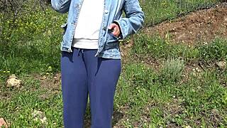 american tourist in saudi arabia shocked as sextoy dealer gapes her big pussy with used dildo