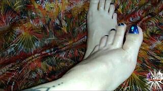 i pour oil on my sexy tattooed feet for your hot footjob jerk off