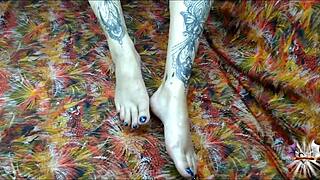 i pour oil on my sexy tattooed feet for your hot footjob jerk off