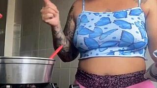 exhibitionist aching to flash her swollen big pussy