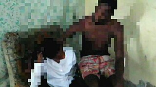 Petite teen spreads ass for quick fucking during cellphone repair