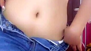 Vietnam girl teases in fun show 😘🇻🇳