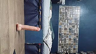 Petite brune 18 ans gicle fontaine sur inconnu après jeu anal jouets