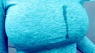 bimbo fingers her wet pussy on webcam having the most fun ever!