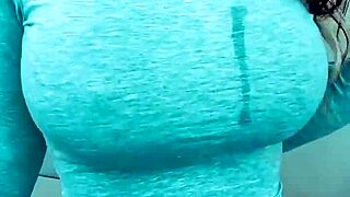 bimbo fingers her wet pussy on webcam having the most fun ever!