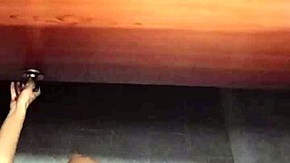 ¡ay no, mi roommate, no me folles sin condón, por favor no me dejes tu leche adentro!