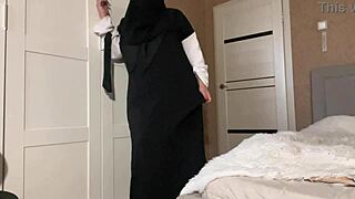check out this hijab milf teasing her pantyhose curves