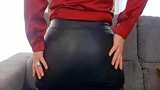 hey you love my big fat ass in leather skirt? 🍑😘🔥