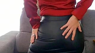 hey you love my big fat ass in leather skirt? 🍑😘🔥