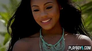 Curvy ebony twins Brandi and Brittany get naked for steamy car wash 😈🍑