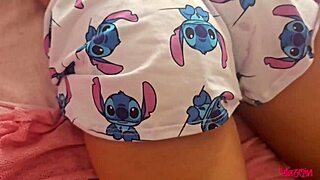 meu padrasto dotado me pegou no flagra e encheu meu cuzinho de porra no sheer red