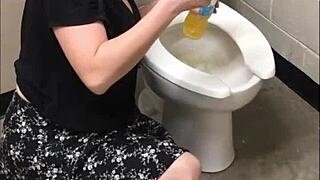 pretty homemade babe in bathroom pees and flaunts her perfect ass