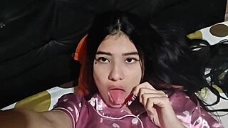 Watch this caliente latina finger her wet pussy solo!