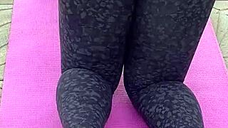 spread that ebony milf pussy wide during morning workout!