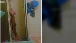 um pequeno compilado meu no banho masturbando ate gozar litros 💦🚿