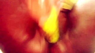 Indian housewife stuffs veggie deep in wet pussy