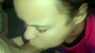 Devo fazer essa putinha implorar por mais piroca? Arregacei ela todinha