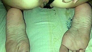 PUTA VADIA SHOWS OFF HER TIGHT ASS AND MASTURBATES WITH PANTIES!