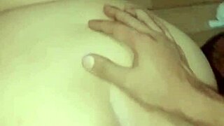 Devo fazer essa putinha implorar por mais piroca? Arregacei ela todinha