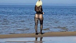 hey look at me flashing my big tits beach style outdoors