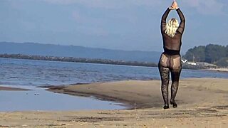 hey look at me flashing my big tits beach style outdoors