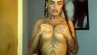 Emo goth slut rams fingers deep in her dripping hole