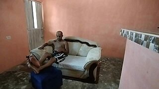 infiel folla gran culo de amiga en salón mientras pareja ausente