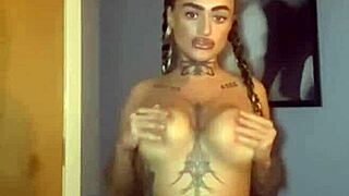 Emo goth slut rams fingers deep in her dripping hole