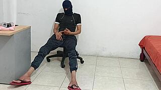 i get so horny watching her shake that huge curvy ass